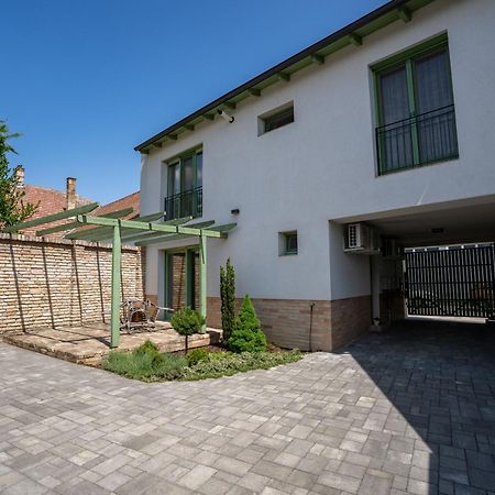 Jokai Apartman Dunafoldvar Buitenkant foto