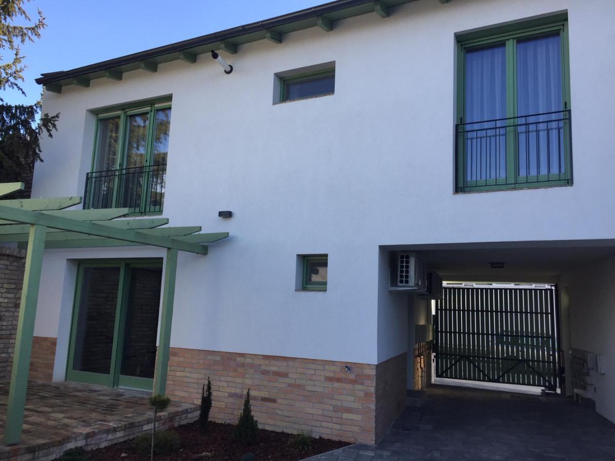 Jokai Apartman Dunafoldvar Buitenkant foto