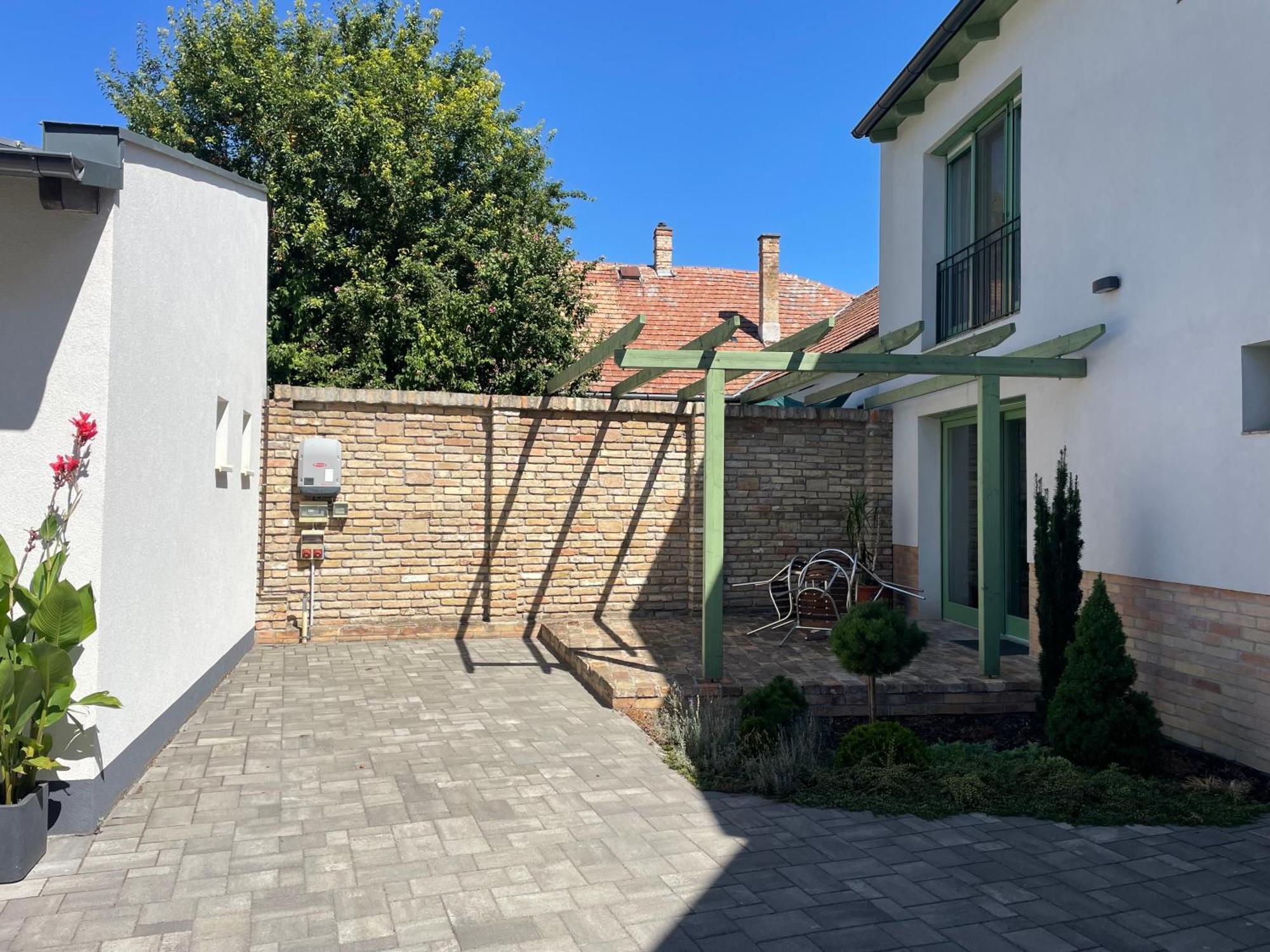 Jokai Apartman Dunafoldvar Buitenkant foto