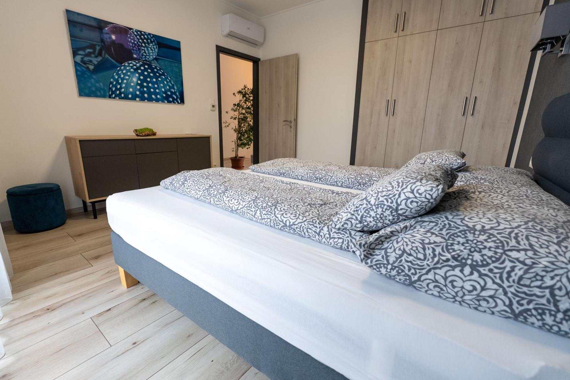 Jokai Apartman Dunafoldvar Buitenkant foto