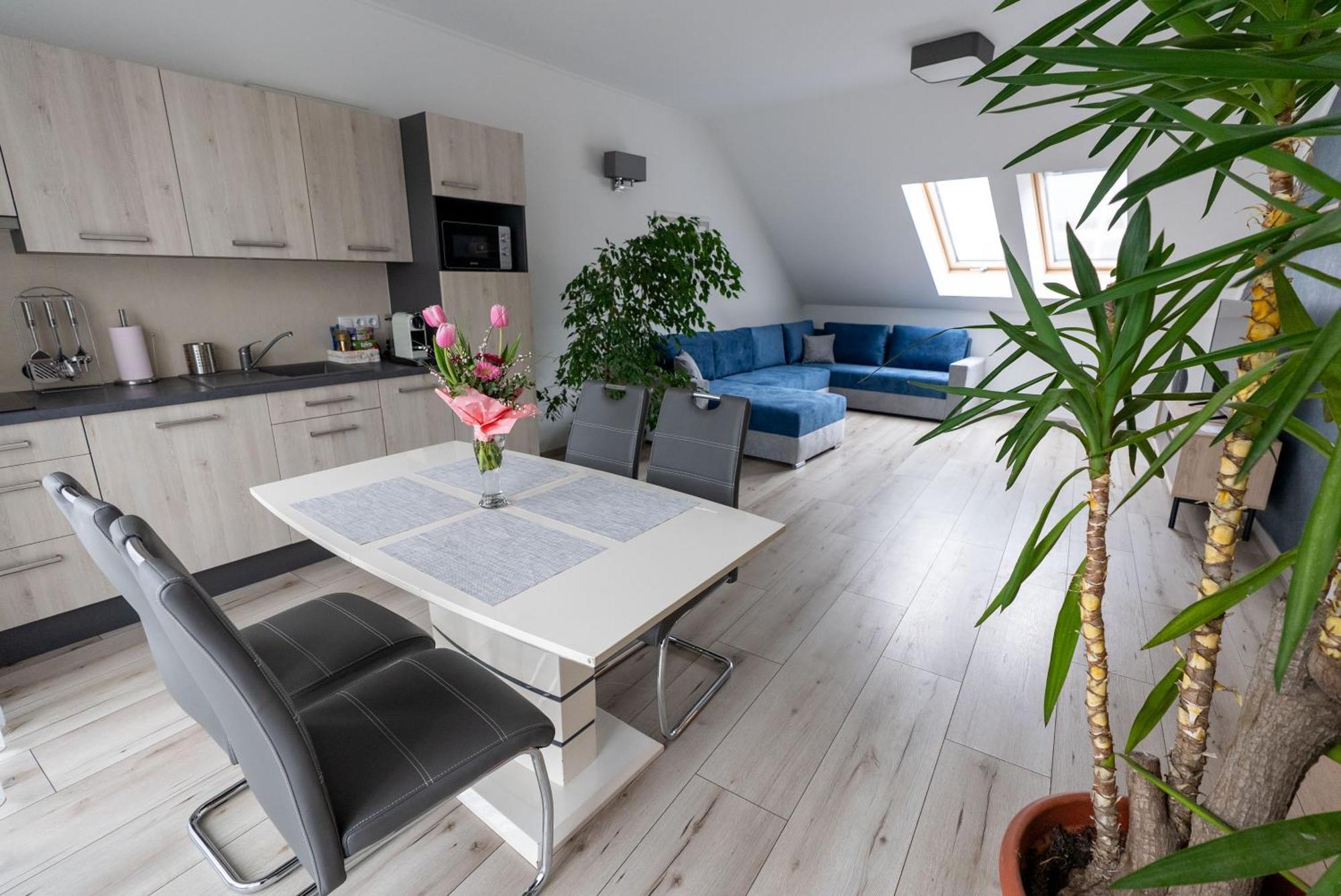 Jokai Apartman Dunafoldvar Buitenkant foto