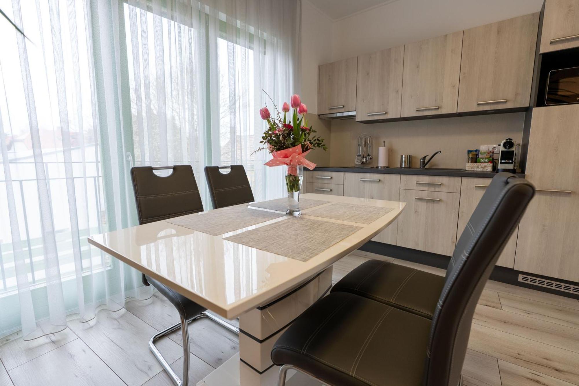 Jokai Apartman Dunafoldvar Buitenkant foto