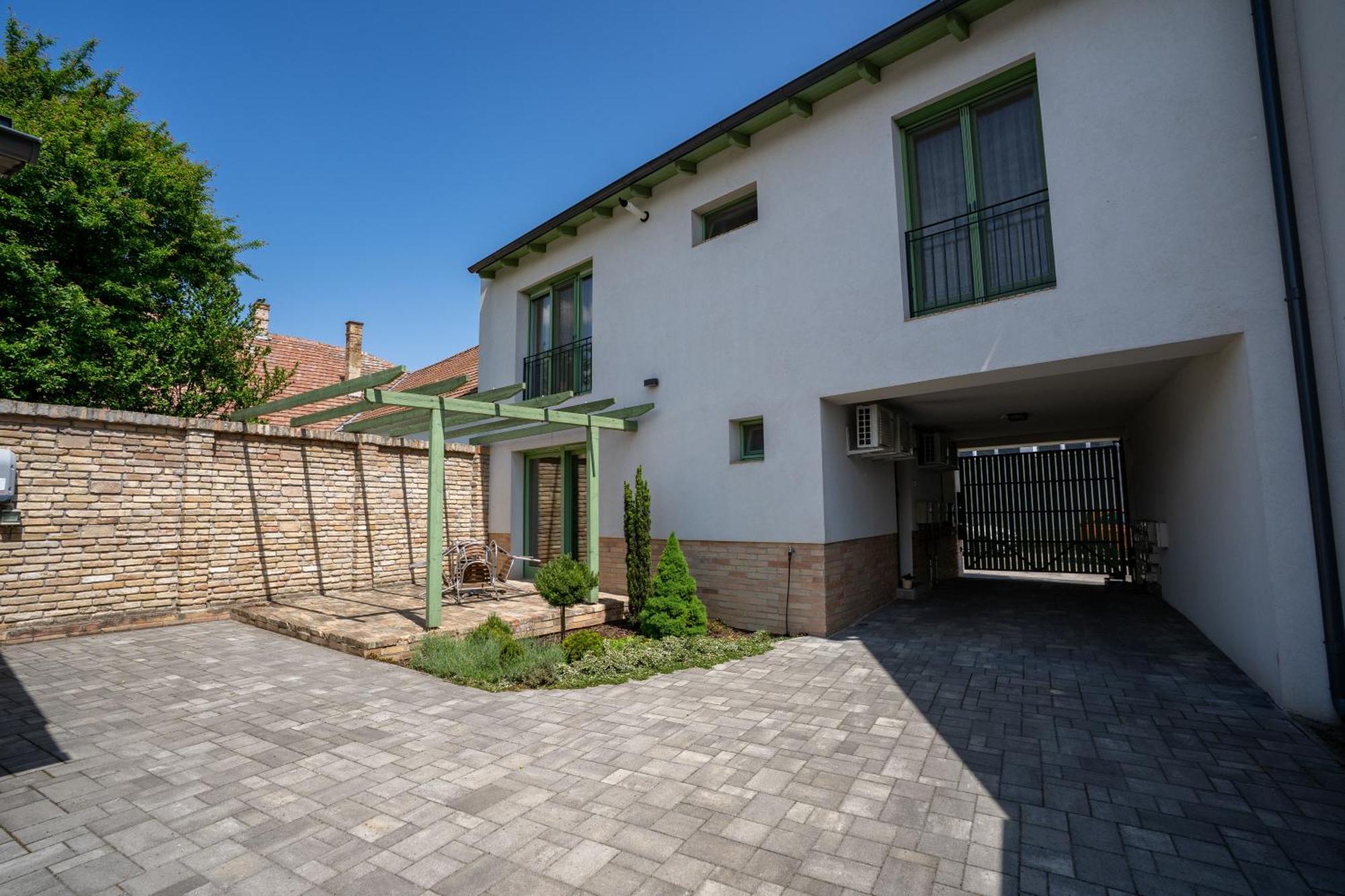 Jokai Apartman Dunafoldvar Buitenkant foto