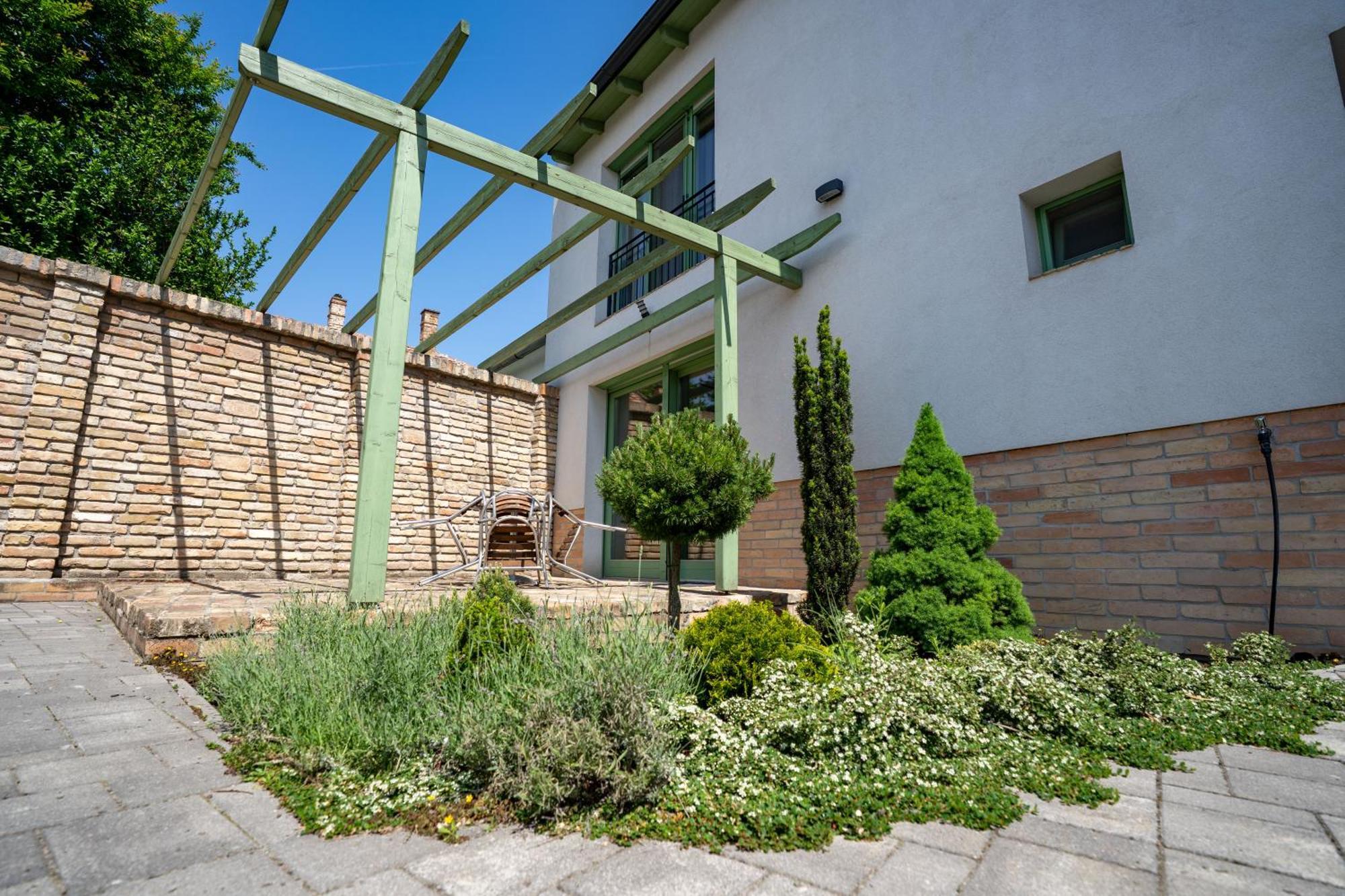 Jokai Apartman Dunafoldvar Buitenkant foto